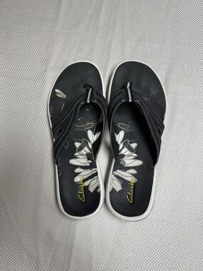 Clarks Black Floral-Print Thong Sandals with White Trim